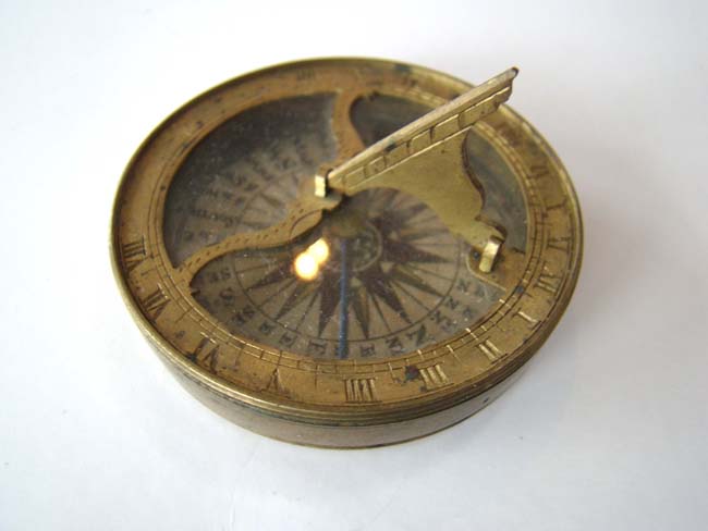 An early 18th century pocket sundial and compass circa 1720-1750 — image 4